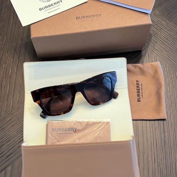 Burberry sunglasses - Picture 1 of 7